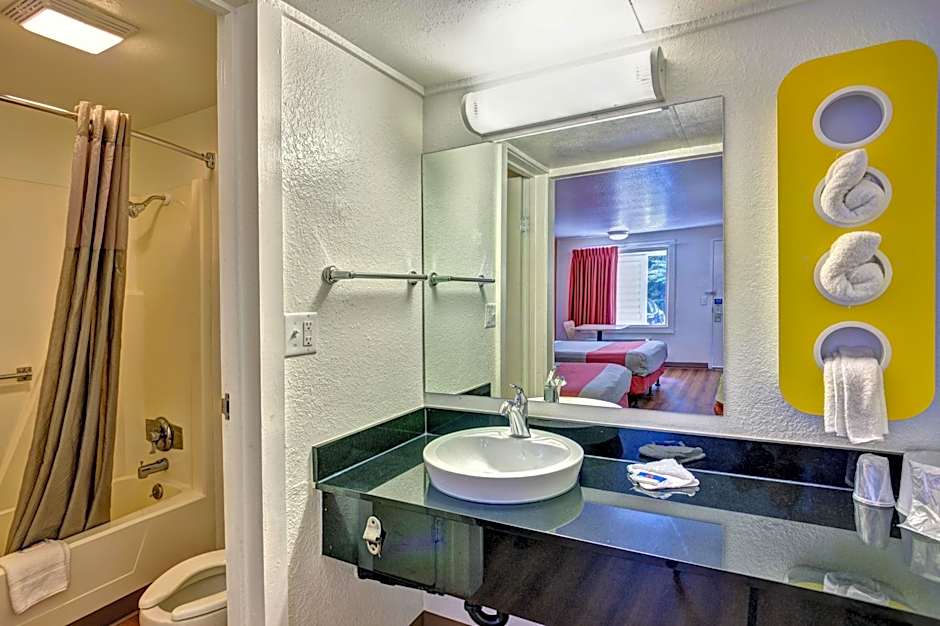 Travelodge by Wyndham Fayetteville