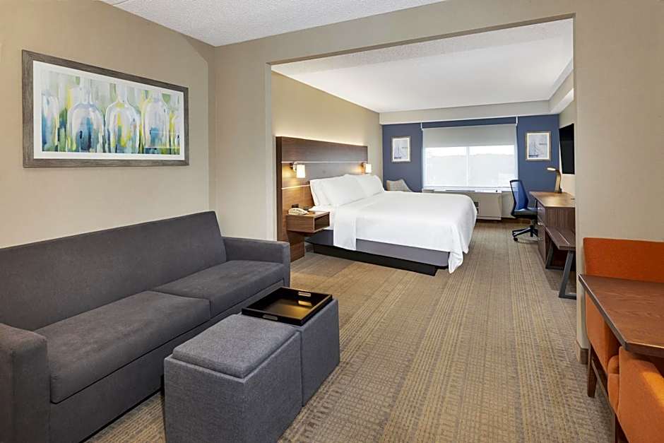 Holiday Inn Express & Suites Riverhead - Long Island by IHG
