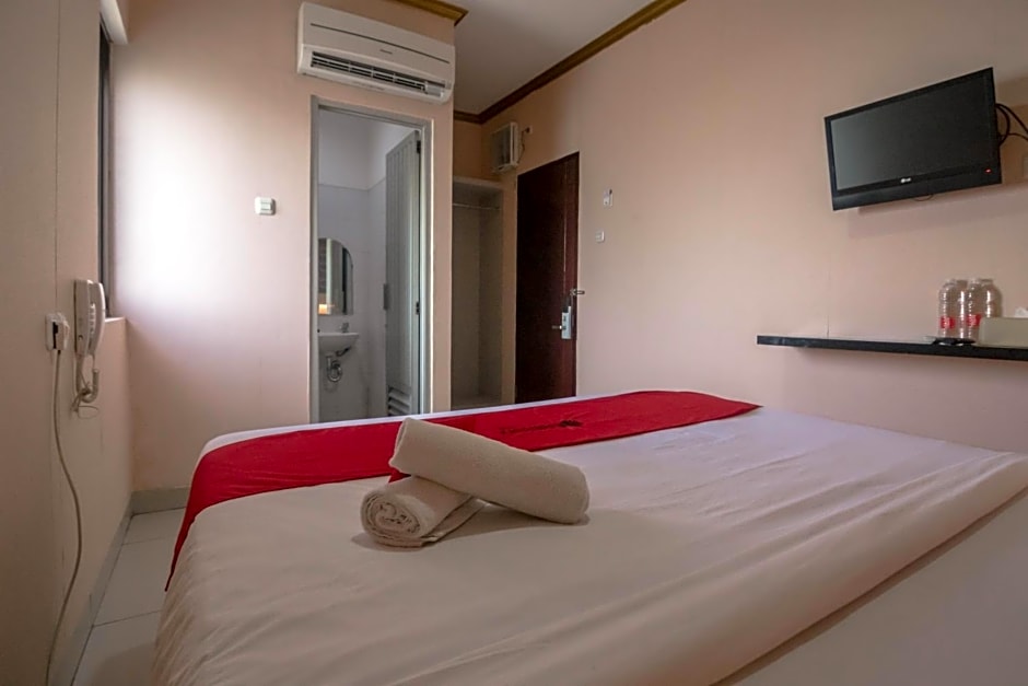 RedDoorz near RS Husada