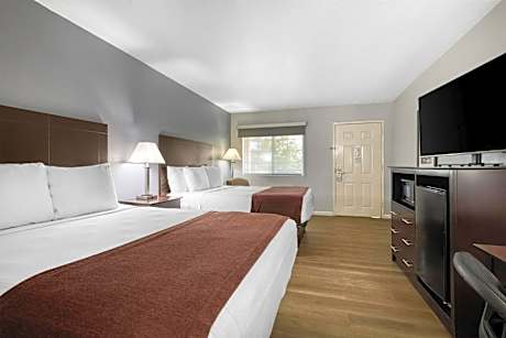 2 QUEEN BEDS,NSMK,FLTSCTV,MICRFG,HISPD,COFMKR,HAIR,FULL BREAKFAST