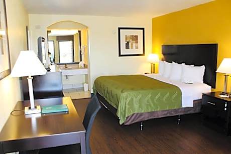 1 King Room Non-Smoking