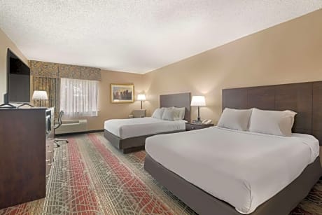 2 Queen Beds, Non-Smoking, High Speed Internet Access, Ground Floor, Microwave And Refrigerator, Des
