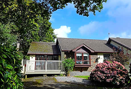 Valley Retreat - Peaceful Cottage, Walk to Beach