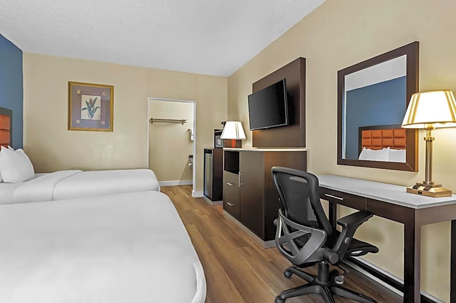 Quality Inn Airport - Cruise Port