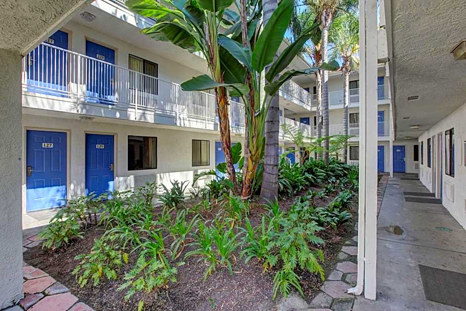 Motel 6-Bellflower, CA - Los Angeles