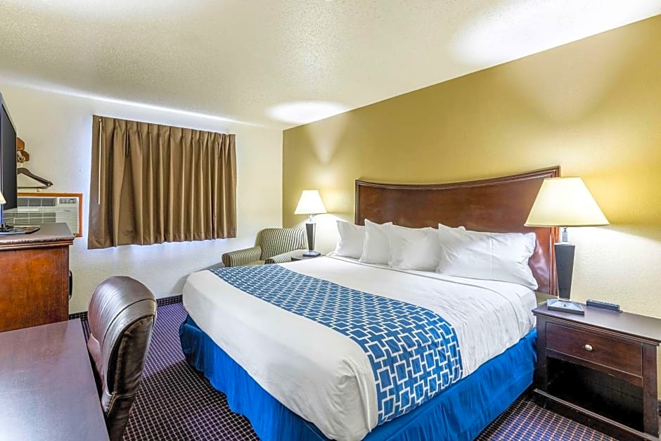 Econo Lodge Inn & Suites