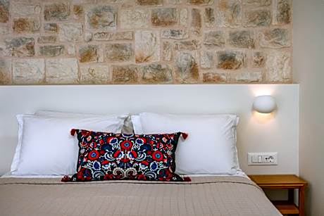 Deluxe Suite with Panoramic Sea View and Shared Pool