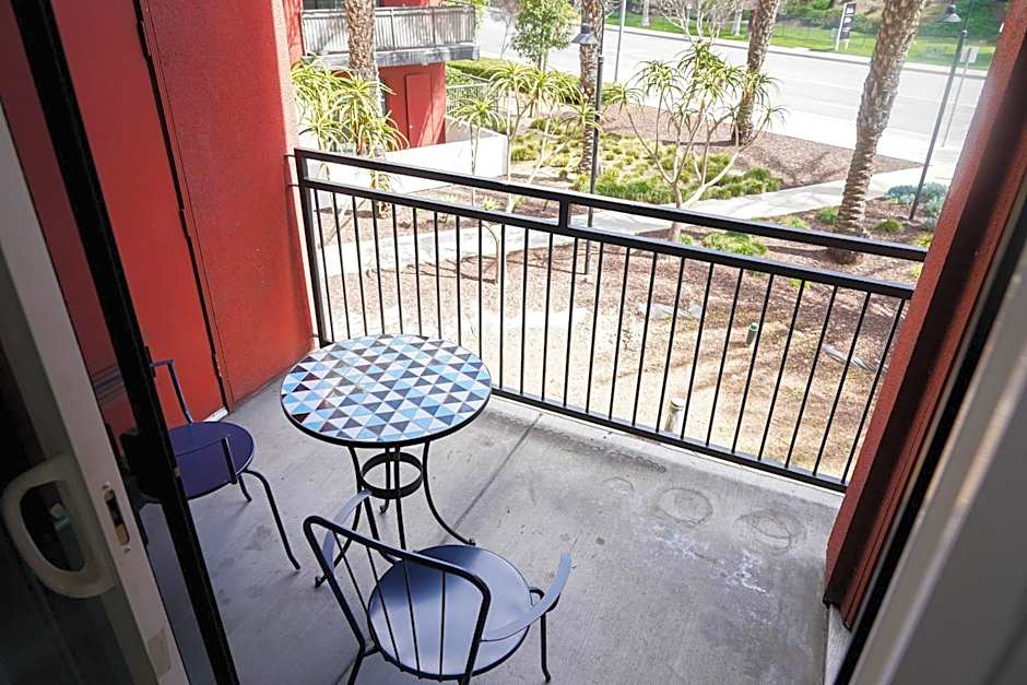 Luxury furnished & Designed 2 Bedroom Part Hotel in Woodland Hills