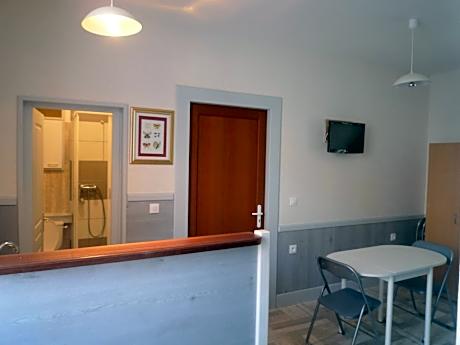 Double Room with Private Bathroom N°8