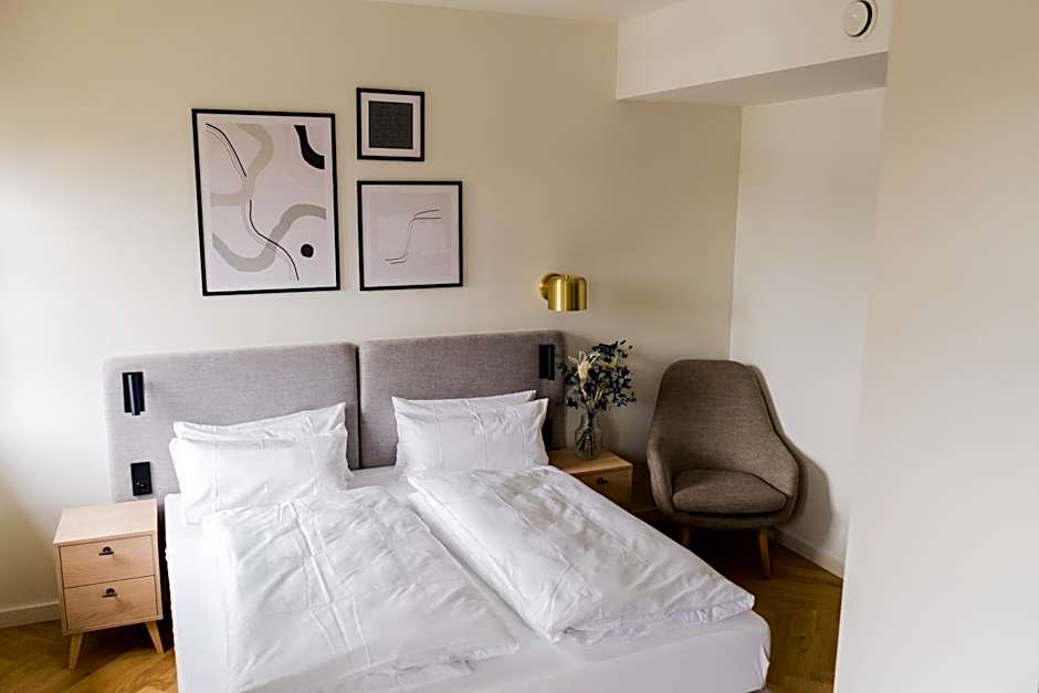 Bob W Munich Airport - Peterhof