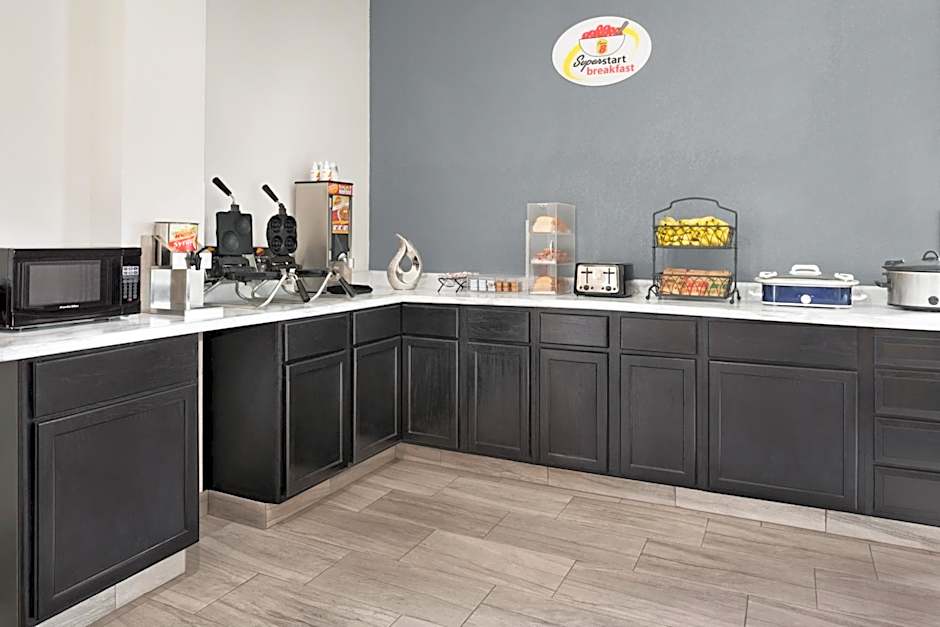 Super 8 by Wyndham Des Moines