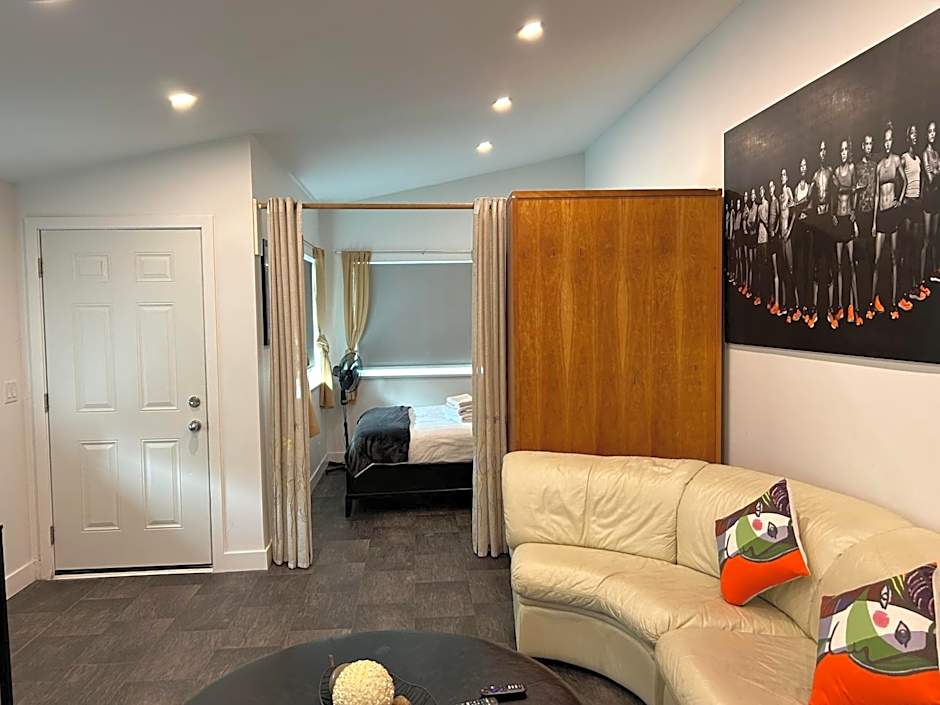 The Lions Self Contained Suite, Shared Pool, Hot Tub, Views