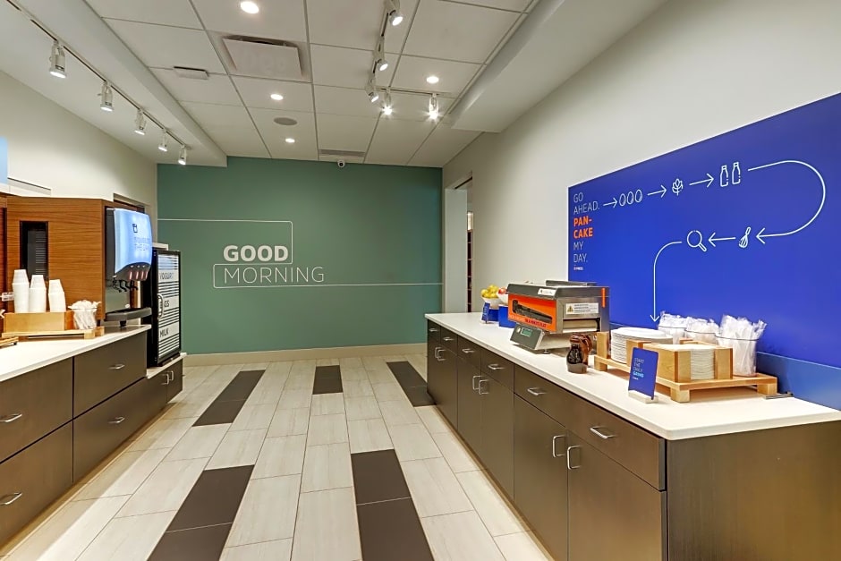Holiday Inn Express & Suites Roanoke - Civic Center By IHG