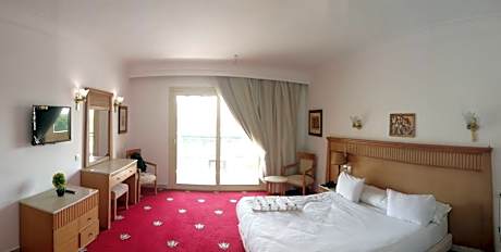 Deluxe Junior Suite with Pyramids View
