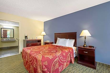 Queen Room - Mobility Access/Non-Smoking