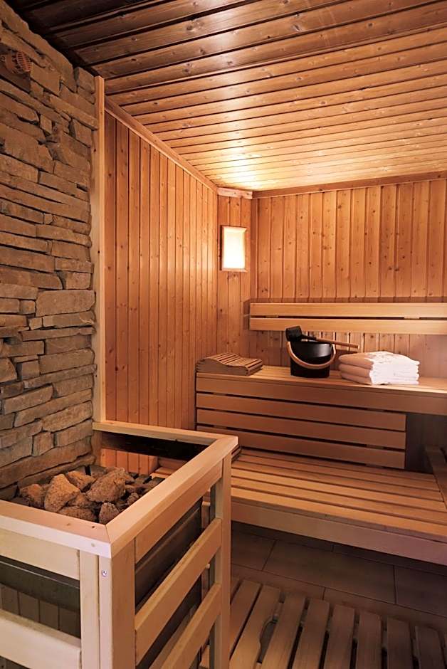 Aparthotel Familiaris - Family Apartments - Pools & Spa in Dolomites