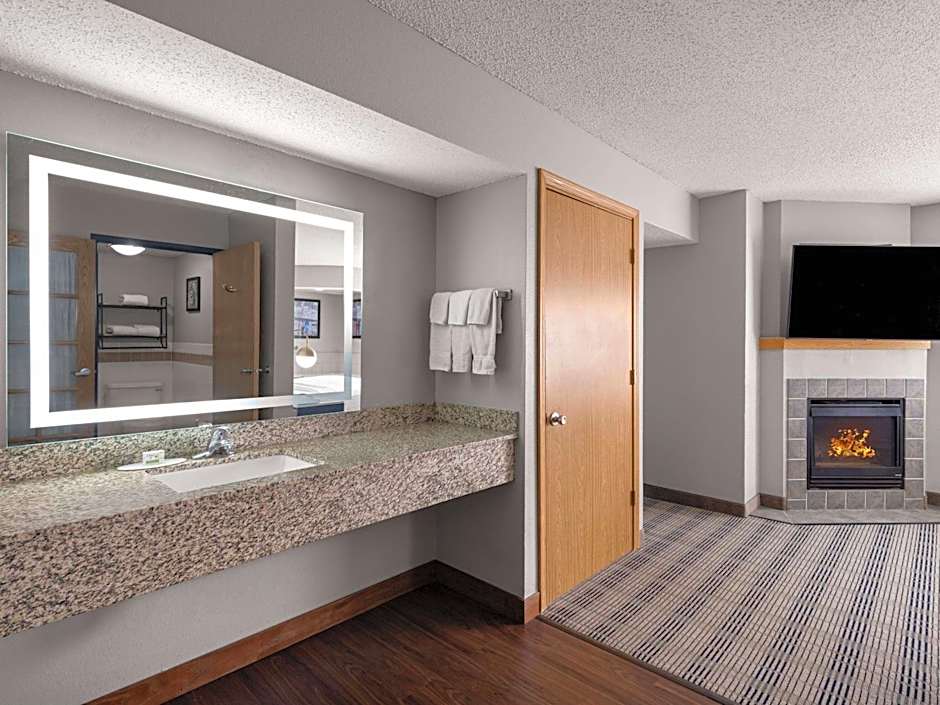 AmericInn by Wyndham Shakopee Near Canterbury Park