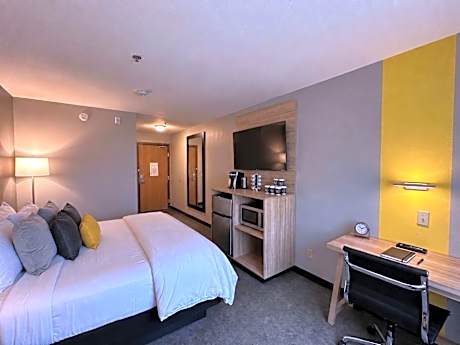 Deluxe King Room - Non-Smoking