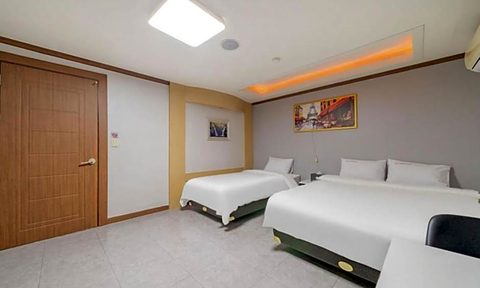 Photo 1 of 7 of Deluxe 2 Beds