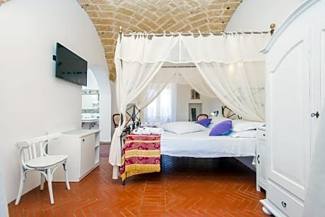 Deluxe Suite with Spa Bath