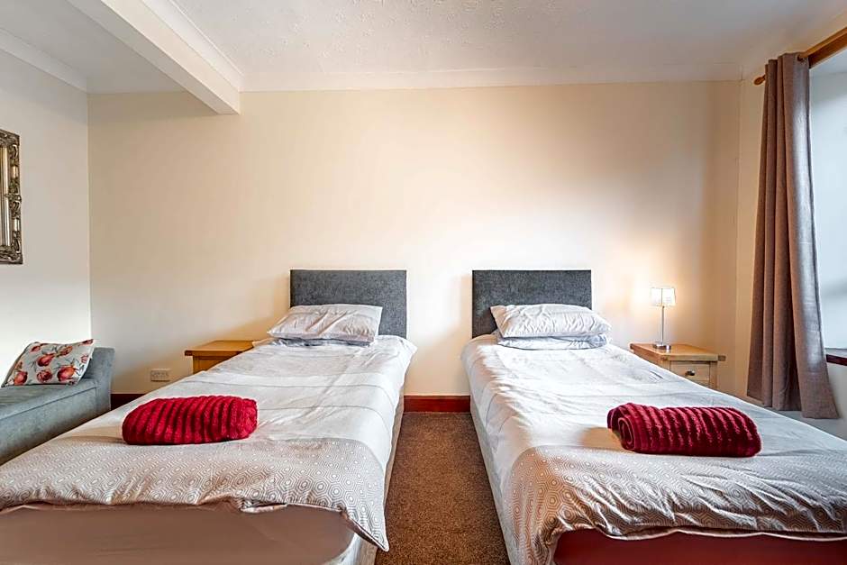 Prime location rooms in high street