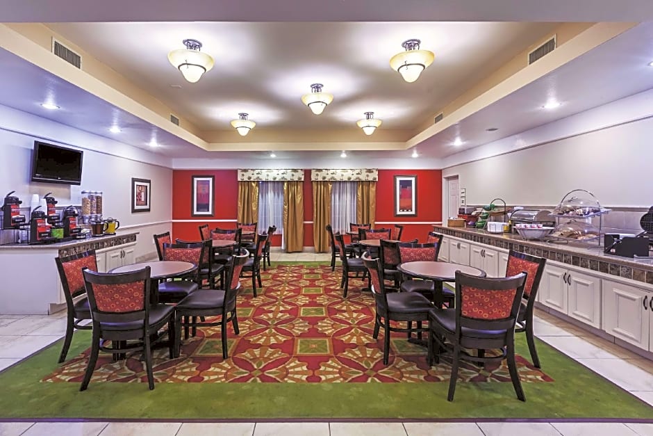 La Quinta Inn & Suites by Wyndham Winnie