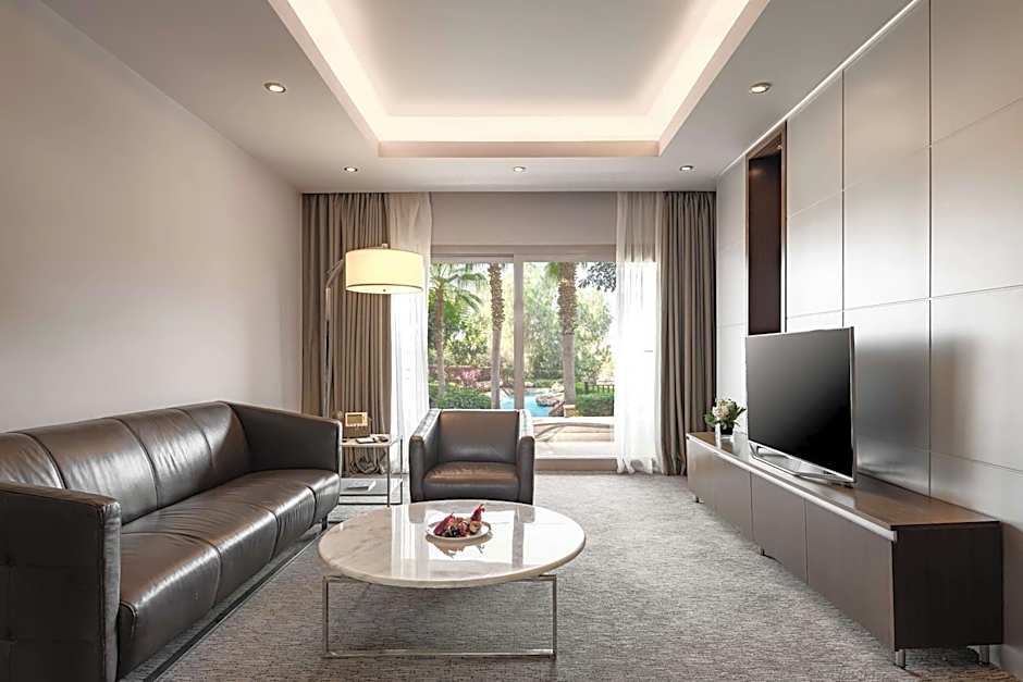 Dusit Thani LakeView Cairo