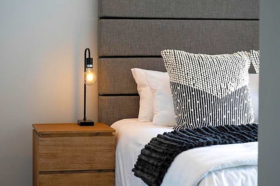 Luxury Bellagio 302 with Sea Views and Inverter