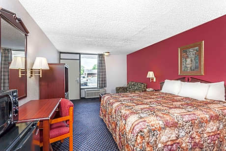 1 King Bed Studio Suite Non-Smoking