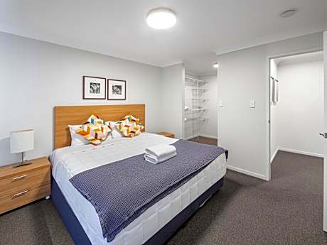 Deluxe One-Bedroom Apartment