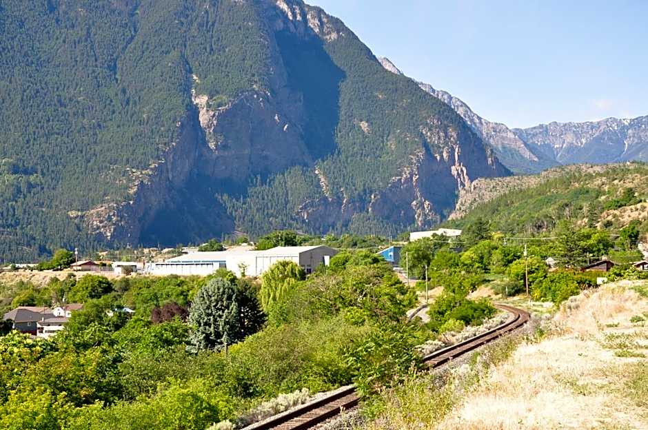 Canadas Best Value Inn Mile 0