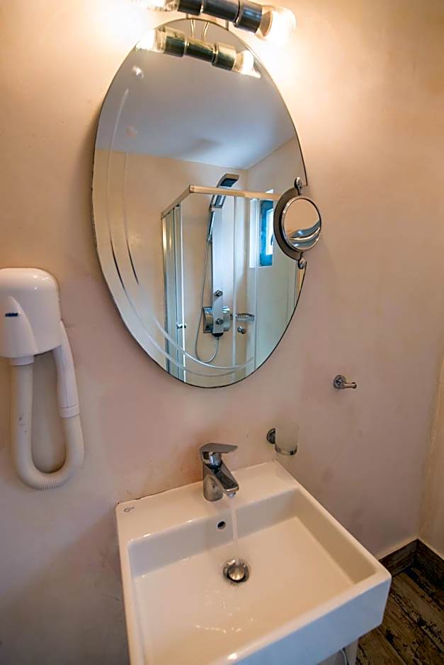 Ilianthos Apartments & Rooms