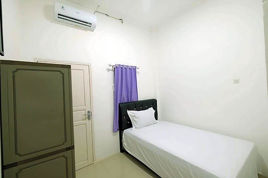 OYO 93756 Qq Kost Near Pantai Kebesaran Beach