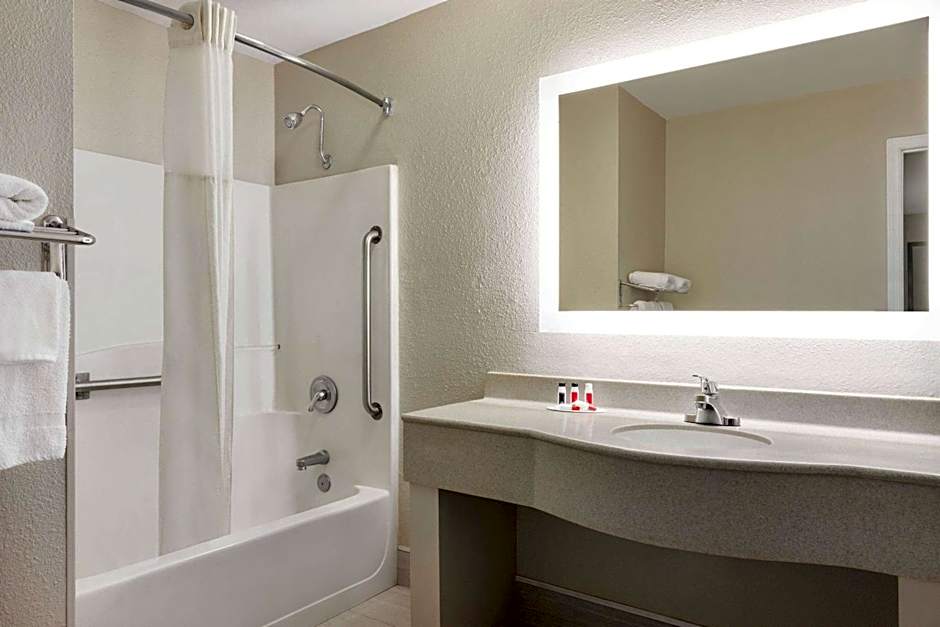 Howard Johnson by Wyndham Chattanooga Lookout Mountain I-24