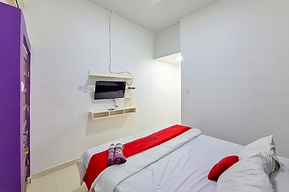 RedDoorz @ Jalan Ahmad Yani Karawang
