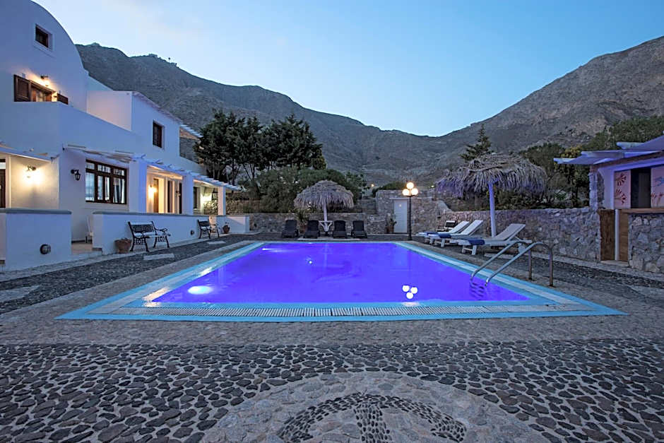 Birds Villa Apartments with Heated Pool - Including Car and Breakfast