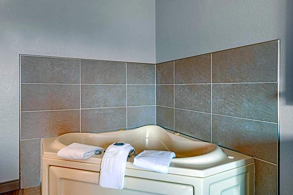 Country Inn & Suites by Radisson, West Bend, WI