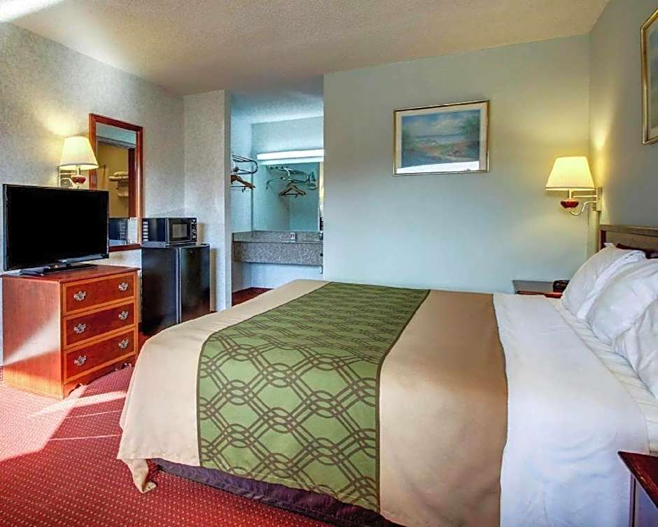 Econo Lodge Inn & Suites Forest