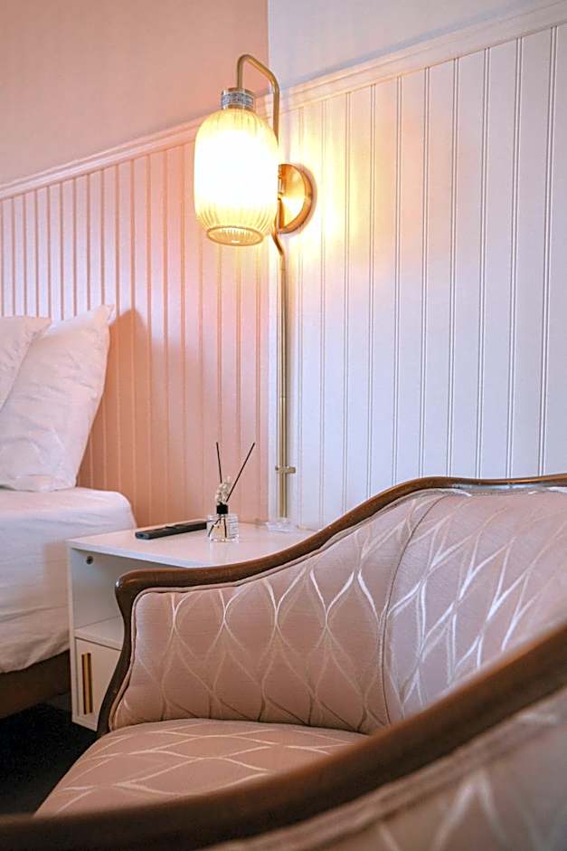 Peninsula Bed & Cocktails