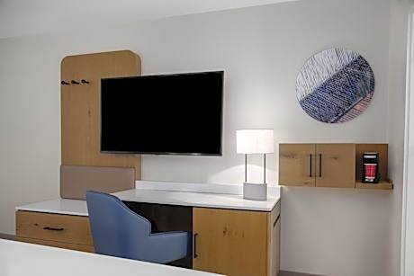 1 Bedroom Executive Suite, 1 King, Sofa bed, Tower