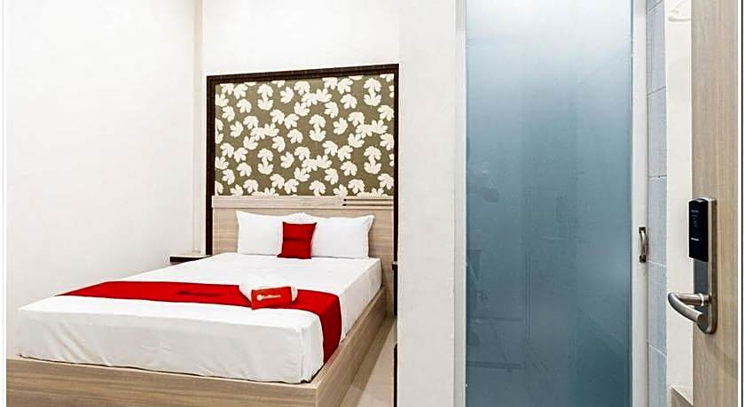 RedDoorz Plus @ Centrium Katamso Medan