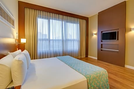 DOUBLE DELUXE KING BED