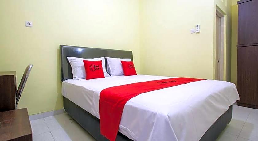 RedDoorz near Petra University 2