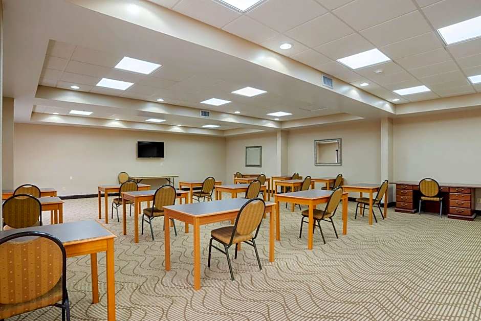 Comfort Suites Fultondale I-65 near I-22