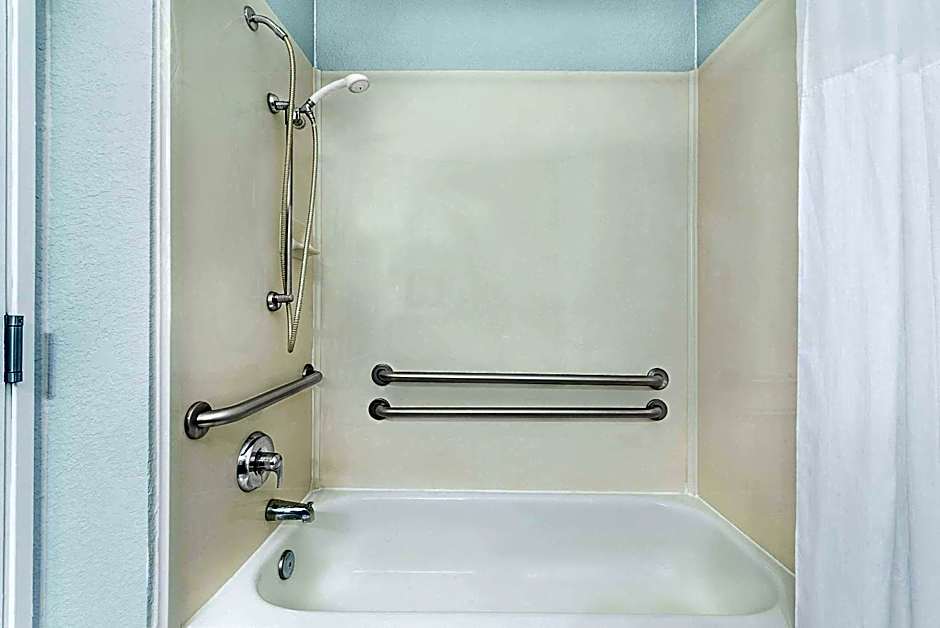 Days Inn & Suites by Wyndham Dallas