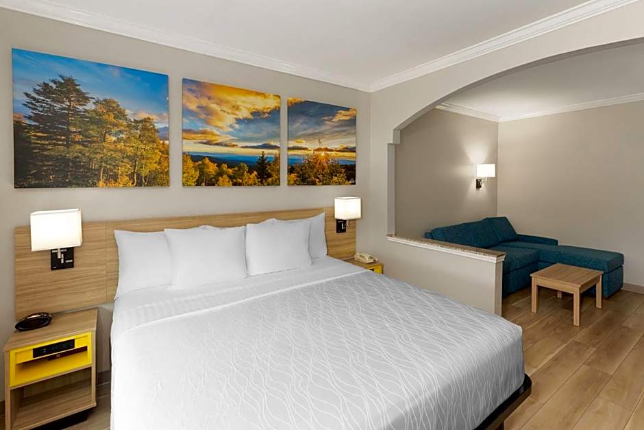 Days Inn & Suites by Wyndham Sam Houston Tollway