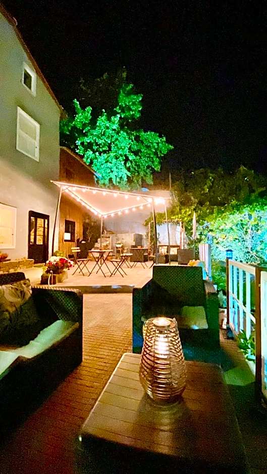 Inn Door 21 - Hostel & Suite