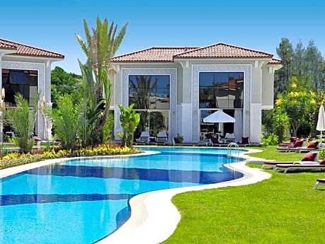 LAKE VILLA POOL VIEW