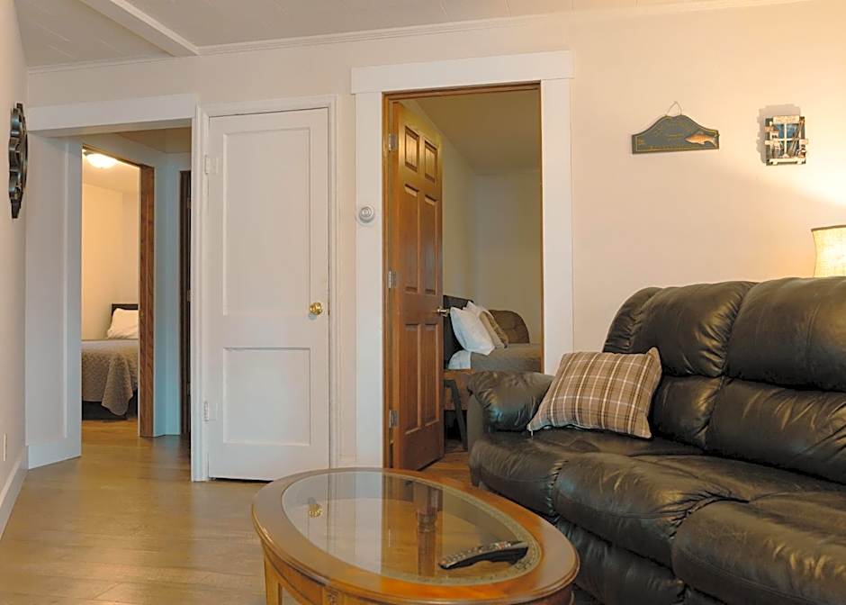 East Side Motel & Cabins