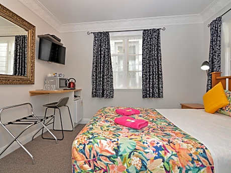 Deluxe Queen Suite